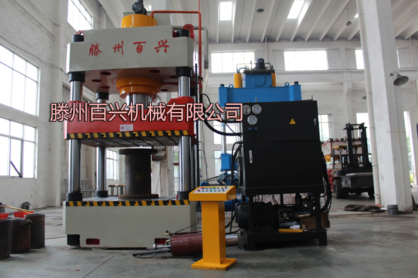 500噸標(biāo)準液壓機實圖