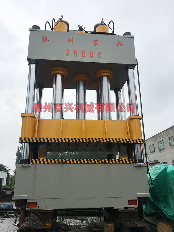 滕州百興2500噸三梁四柱液壓機廠內(nèi)實拍